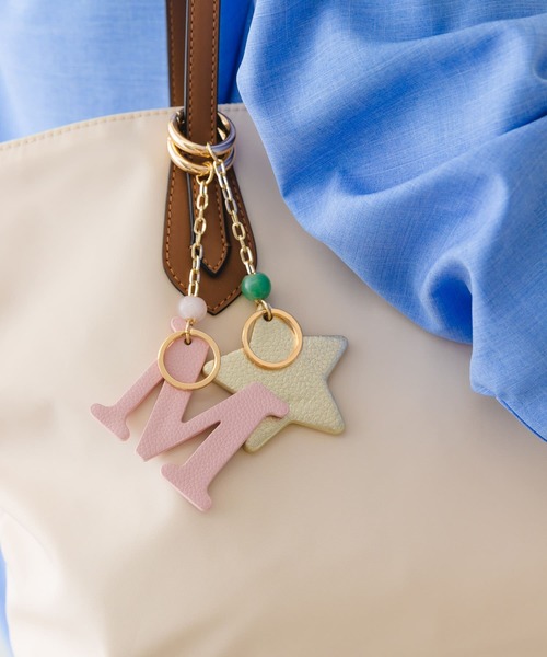 RODE SKO（ロデスコ）の「『別注』Hashibami×RODESKO　イニシャルチャーム（キーホルダー・レディース・ベージュ/ゴールド/ライトカーキ/ブルー系その他/ライトピンク・ONE）」の7枚目の写真