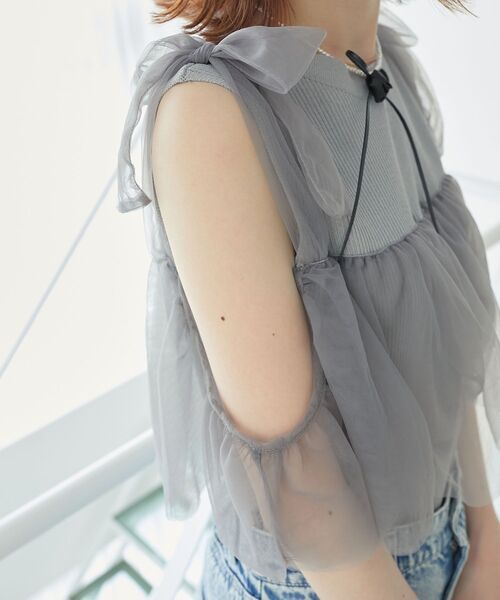 MAJESTIC LEGON(マジェスティックレゴン)の「肩リボンチュールフリルニット(ニット/セーター・レディース・グレー/アイボリー/ブラック・MEDIUM)」の3枚目の写真