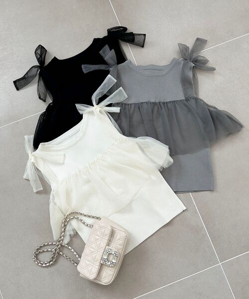 MAJESTIC LEGON(マジェスティックレゴン)の「肩リボンチュールフリルニット(ニット/セーター・レディース・グレー/アイボリー/ブラック・MEDIUM)」の2枚目の写真