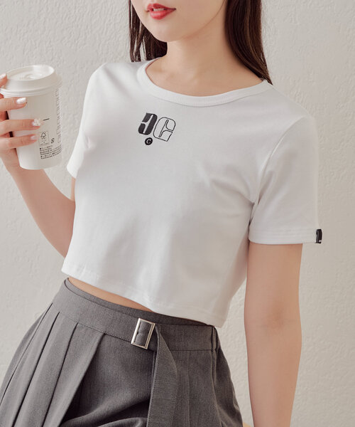 Chico(チコ)の「ロゴ刺繍チビT(Tシャツ/カットソー・レディース・レッド/ブラック/ベージュ/アイボリー・FREE)」の2枚目の写真