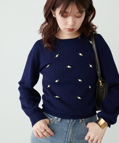 natural couture(ナチュラルクチュール)の「ミニローズケーブルニットプルオーバー(ニット/セーター・レディース・ネイビー/チャコールグレー/アイボリー・FREE)」の1枚目の写真