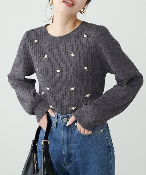 natural couture(ナチュラルクチュール)の「ミニローズケーブルニットプルオーバー(ニット/セーター・レディース・ネイビー/チャコールグレー/アイボリー・FREE)」の3枚目の写真