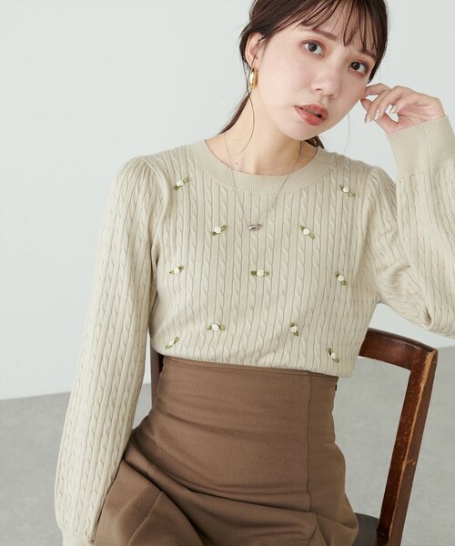 natural couture(ナチュラルクチュール)の「ミニローズケーブルニットプルオーバー(ニット/セーター・レディース・ネイビー/チャコールグレー/アイボリー・FREE)」の2枚目の写真