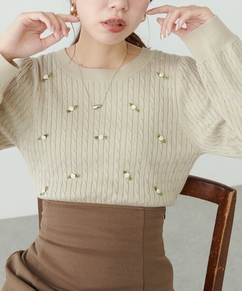 natural couture(ナチュラルクチュール)の「ミニローズケーブルニットプルオーバー(ニット/セーター・レディース・ネイビー/チャコールグレー/アイボリー・FREE)」の4枚目の写真