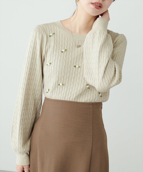 natural couture(ナチュラルクチュール)の「ミニローズケーブルニットプルオーバー(ニット/セーター・レディース・ネイビー/チャコールグレー/アイボリー・FREE)」の5枚目の写真