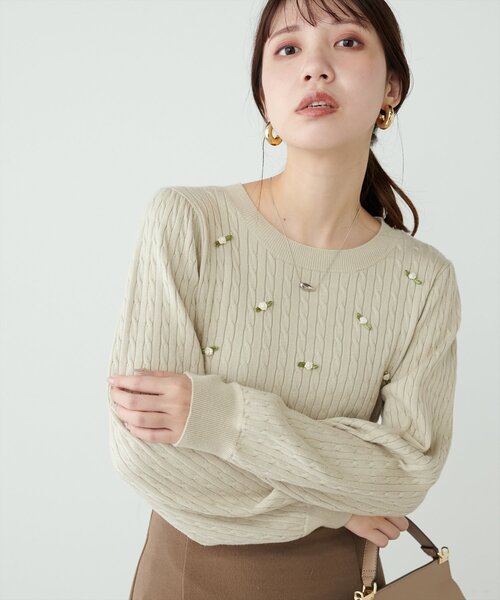 natural couture(ナチュラルクチュール)の「ミニローズケーブルニットプルオーバー(ニット/セーター・レディース・ネイビー/チャコールグレー/アイボリー・FREE)」の6枚目の写真