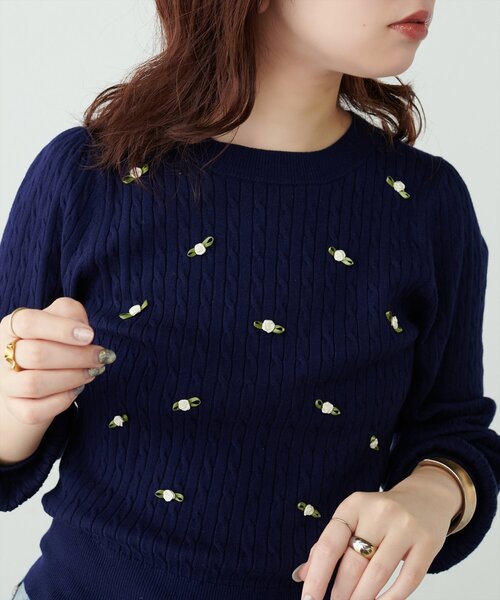 natural couture(ナチュラルクチュール)の「ミニローズケーブルニットプルオーバー(ニット/セーター・レディース・ネイビー/チャコールグレー/アイボリー・FREE)」の14枚目の写真