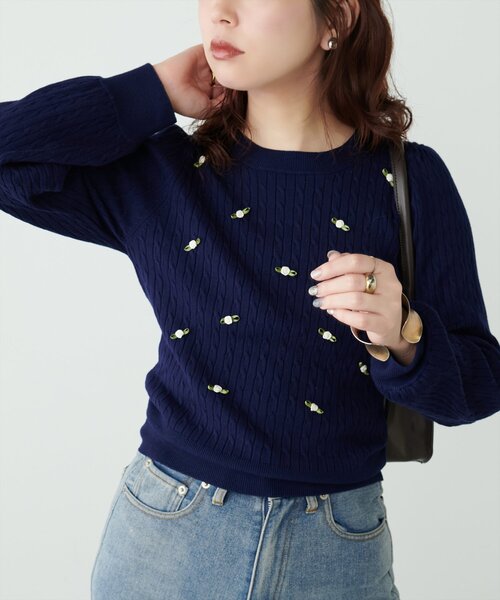 natural couture(ナチュラルクチュール)の「ミニローズケーブルニットプルオーバー(ニット/セーター・レディース・ネイビー/チャコールグレー/アイボリー・FREE)」の15枚目の写真