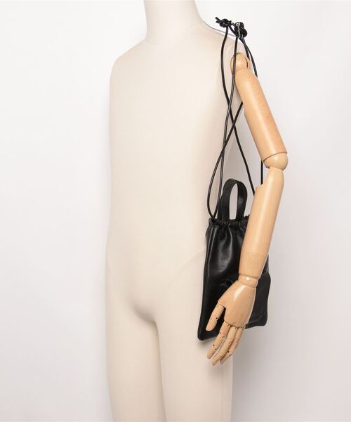 YArKA（ヤーカ）の「【YArKA/ヤーカ】 real leather drawstring shoulder mini bag [bdbd4]/ リアルレザー巾着風ハンドル付ショルダーバッグ（ハンドバッグ・メンズ・ブラック・FREE）」の22枚目の写真