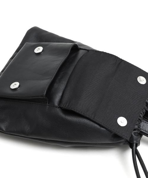 YArKA（ヤーカ）の「【YArKA/ヤーカ】 real leather drawstring shoulder mini bag [bdbd4]/ リアルレザー巾着風ハンドル付ショルダーバッグ（ハンドバッグ・メンズ・ブラック・FREE）」の13枚目の写真