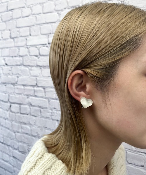 RUBY AND YOU（ルビーアンドユー）の「［select］ぷっくりハートイヤリング（イヤリング・レディース・ホワイト・FREE）」の4枚目の写真