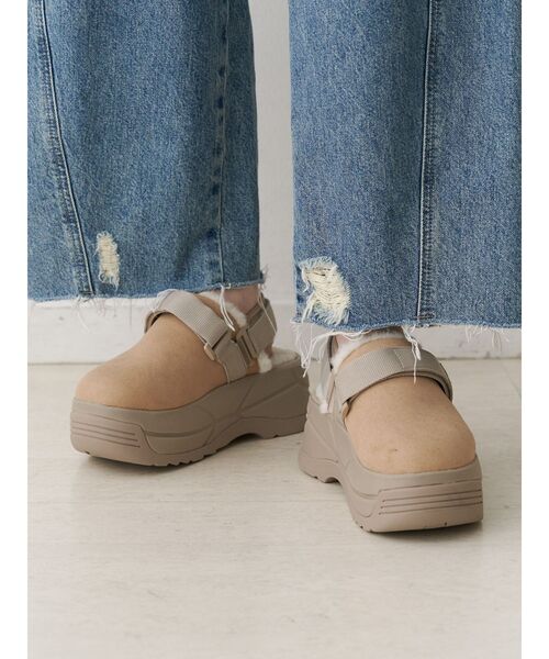 jouetie（ジュエティ）の「【SHAKA】SNUG CLOG MOUTON CHUNKY（ブーツ・レディース・ブラック/ベージュ・5/6）」の2枚目の写真