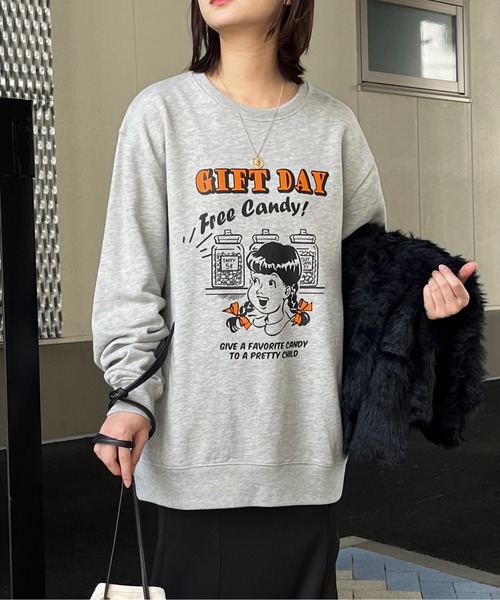 spiritoso(スピリトーゾ)の「【spiritoso】GIFT DAY ガールデザインプリント 裏毛スウェット(スウェット・レディース・ホワイト/グレー系その他・FREE)」の18枚目の写真