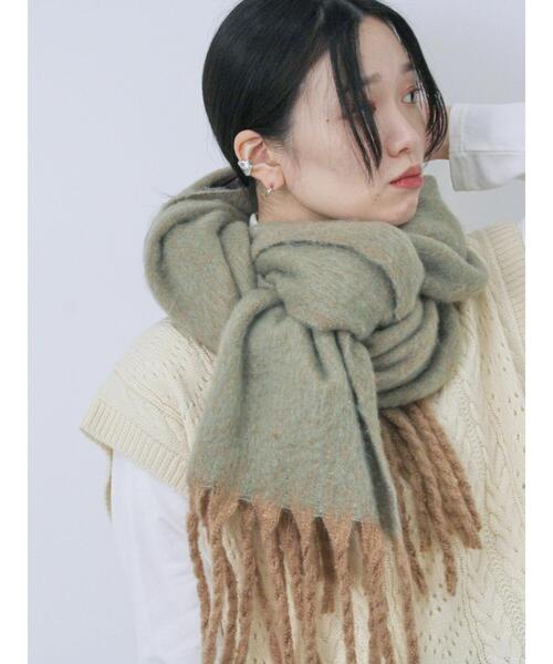 Samansa Mos2 blue（サマンサモスモスブルー）の「ボリュームフリンジマフラー（ストール/ショール・レディース・チャコールグレー/カーキ/キナリ・F）」の3枚目の写真