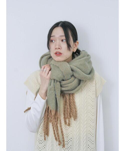 Samansa Mos2 blue（サマンサモスモスブルー）の「ボリュームフリンジマフラー（ストール/ショール・レディース・チャコールグレー/カーキ/キナリ・F）」の9枚目の写真