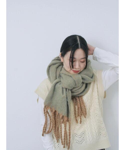 Samansa Mos2 blue（サマンサモスモスブルー）の「ボリュームフリンジマフラー（ストール/ショール・レディース・チャコールグレー/カーキ/キナリ・F）」の11枚目の写真