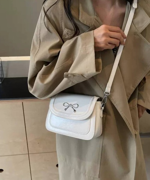 pumpkin port（パンプキンポート）の「リボンポイントミニショルダーバッグ（ショルダーバッグ・レディース・ブラック/アイボリー/レッド/ブラウン/キャメル/ベージュ/ブルー・FREE）」の2枚目の写真