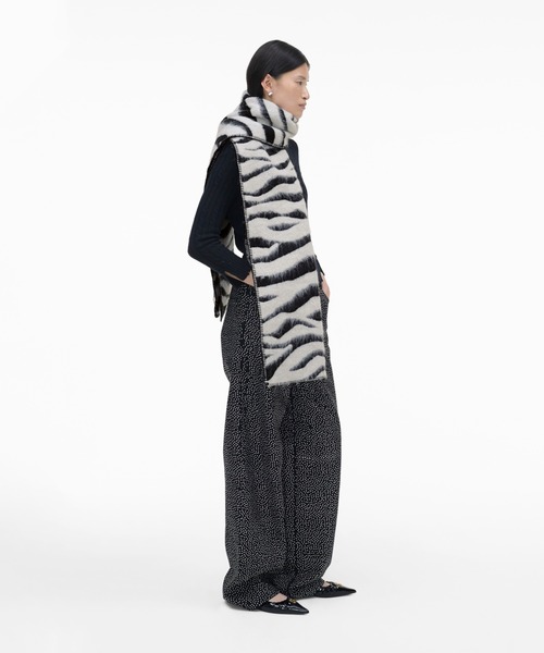 MARC JACOBS(マークジェイコブス)の「THE ZEBRA BRUSHED SCARF/ザ ゼブラ ブラッシュド スカーフ(マフラー・レディース・ブラック×ホワイト・ONE SIZE)」の3枚目の写真
