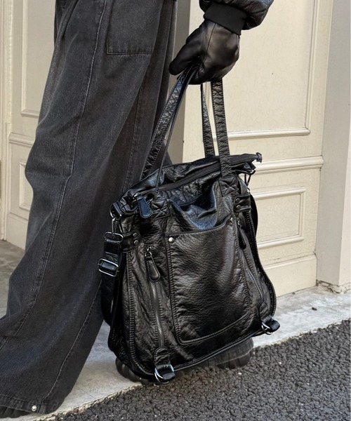 Chikashitsu +（チカシツプラス）の「【Chikashitsu +】antique like eco leather tote bag / 【チカシツプラス】アンティーク風2wayショルダーバッグ（ショルダーバッグ・メンズ・ブラック・ONE SIZE）」の7枚目の写真