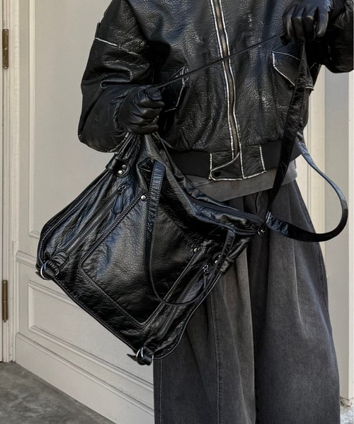 Chikashitsu +（チカシツプラス）の「【Chikashitsu +】antique like eco leather tote bag / 【チカシツプラス】アンティーク風2wayショルダーバッグ（ショルダーバッグ・メンズ・ブラック・ONE SIZE）」の9枚目の写真