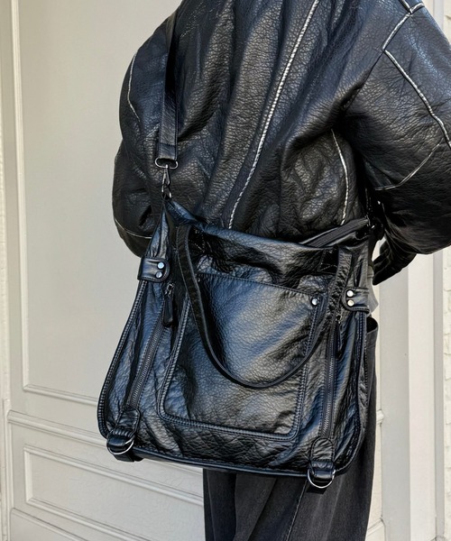 Chikashitsu +（チカシツプラス）の「【Chikashitsu +】antique like eco leather tote bag / 【チカシツプラス】アンティーク風2wayショルダーバッグ（ショルダーバッグ・メンズ・ブラック・ONE SIZE）」の8枚目の写真