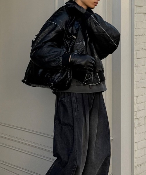 Chikashitsu +（チカシツプラス）の「【Chikashitsu +】antique like eco leather tote bag / 【チカシツプラス】アンティーク風2wayショルダーバッグ（ショルダーバッグ・メンズ・ブラック・ONE SIZE）」の11枚目の写真