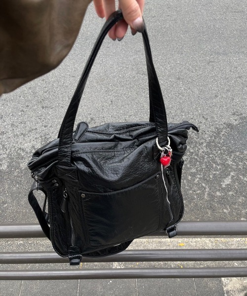 Chikashitsu +（チカシツプラス）の「【Chikashitsu +】antique like eco leather tote bag / 【チカシツプラス】アンティーク風2wayショルダーバッグ（ショルダーバッグ・メンズ・ブラック・ONE SIZE）」の21枚目の写真