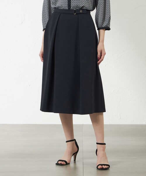 amaca（アマカ）の「トリアセテートコンパクトAラインスカート（スカート・レディース・ベージュ/ダークネイビー・38/36）」の2枚目の写真