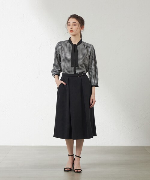 amaca（アマカ）の「トリアセテートコンパクトAラインスカート（スカート・レディース・ベージュ/ダークネイビー・38/36）」の3枚目の写真