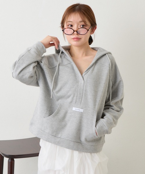 RAY CASSIN(レイカズン)の「スキッパーフードスウェット(スウェット・レディース・グレー/ホワイト/ネイビー・FREE)」の2枚目の写真