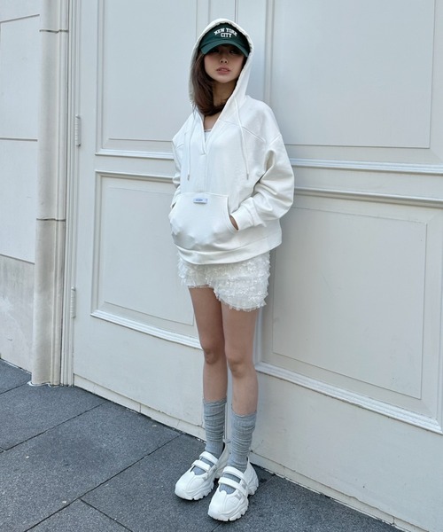 RAY CASSIN(レイカズン)の「スキッパーフードスウェット(スウェット・レディース・グレー/ホワイト/ネイビー・FREE)」の6枚目の写真