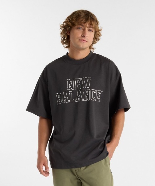 NEW BALANCE(ニューバランス)の「ニューバランス New Balance ショートスリーブTシャツ_オーバーサイズズド(Tシャツ/カットソー・メンズ・サンドグレー/オフホワイト/ブラック・S/M/L/LL/3L)」の1枚目の写真