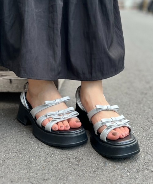 Shoes in Closet(シューズインクローゼット)の「軽量厚底 2WAY 3連リボン ストラップ ヒール サンダル 5992(サンダル・レディース・シルバー/ブラック/アイボリー・S/LL/L/M)」の3枚目の写真