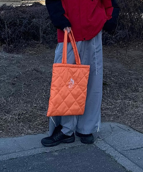 INTERPLAY(インタープレイ)の「【INTERPLAY x りょう】Unknown Quilted Tote Bag(UNISEX)(トートバッグ・メンズ・オレンジ/ライトグレー・FREE)」の1枚目の写真