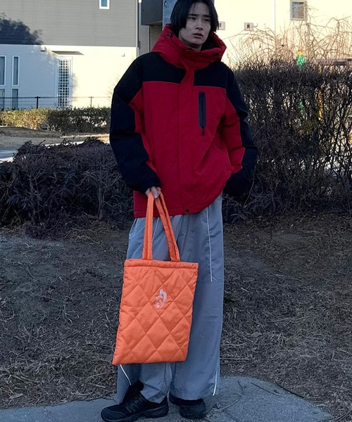 INTERPLAY(インタープレイ)の「【INTERPLAY x りょう】Unknown Quilted Tote Bag(UNISEX)(トートバッグ・メンズ・オレンジ/ライトグレー・FREE)」の12枚目の写真