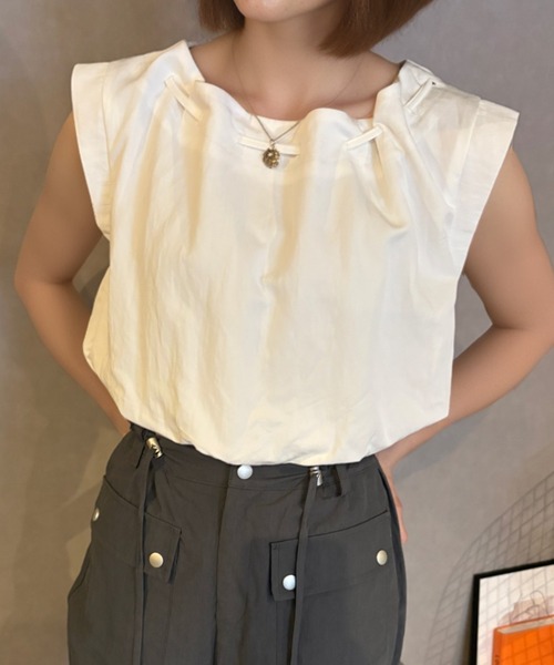 Girly Doll(ガーリードール)の「ギャザーノースリーブショートブラウス(シャツ/ブラウス・レディース・ブラック/ホワイト/ネイビー/ブラウン・S)」の5枚目の写真