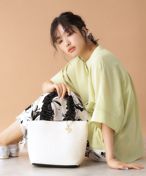 THE SHOP TK (ザ ショップ ティーケー )の「◆雑材フリルハンドバッグ(トートバッグ・レディース・ブラック系4/ホワイト系7/ベージュ系4・00)」の4枚目の写真