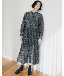 THREE FIFTY STANDARD レオパード風ドット柄のプリーツ切り替えワンピース〈ブラック〉
