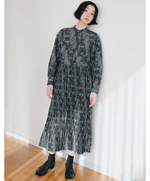 THREE FIFTY STANDARD(スリーフィフティースタンダード)の「THREE FIFTY STANDARD レオパード風ドット柄のプリーツ切り替えワンピース〈ブラック〉(ワンピース・レディース・ブラック系その他・M/L/LL/MP)」の1枚目の写真