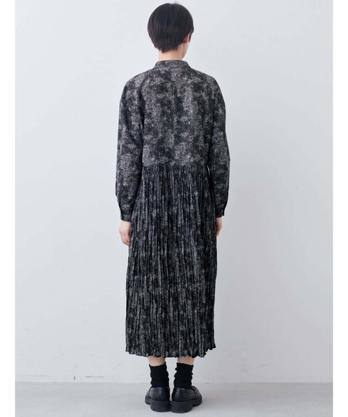 THREE FIFTY STANDARD(スリーフィフティースタンダード)の「THREE FIFTY STANDARD レオパード風ドット柄のプリーツ切り替えワンピース〈ブラック〉(ワンピース・レディース・ブラック系その他・M/L/LL/MP)」の5枚目の写真