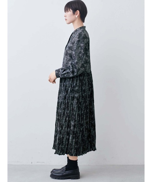 THREE FIFTY STANDARD(スリーフィフティースタンダード)の「THREE FIFTY STANDARD レオパード風ドット柄のプリーツ切り替えワンピース〈ブラック〉(ワンピース・レディース・ブラック系その他・M/L/LL/MP)」の4枚目の写真