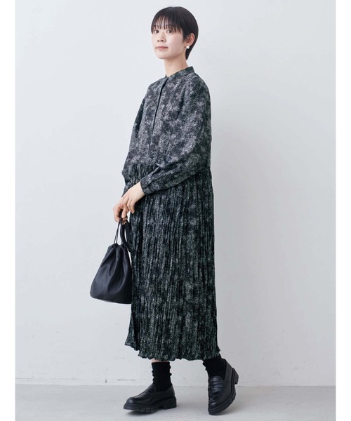 THREE FIFTY STANDARD(スリーフィフティースタンダード)の「THREE FIFTY STANDARD レオパード風ドット柄のプリーツ切り替えワンピース〈ブラック〉(ワンピース・レディース・ブラック系その他・M/L/LL/MP)」の3枚目の写真