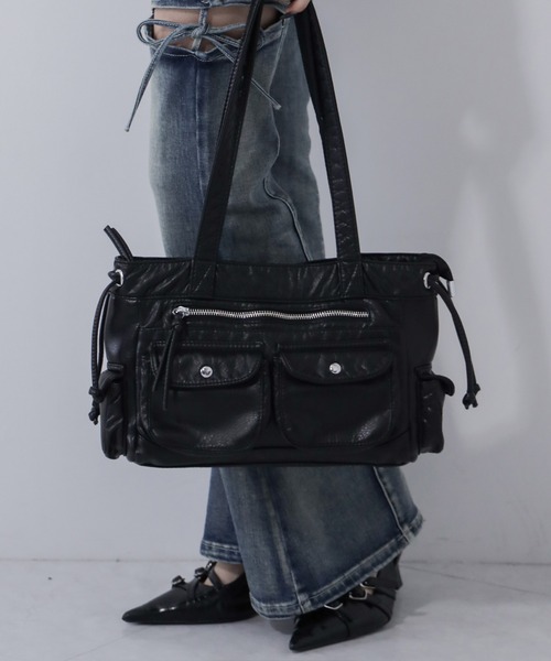 me+em select(ミームセレクト)の「【 3color 】アウトポケットジップアップエンボスヴィンテージハンドバッグ / out pocket zipup embossed vintage handbag ※※(ショルダーバッグ・レディース・ブラック系1/ホワイト/ブラック・FREE)」の18枚目の写真