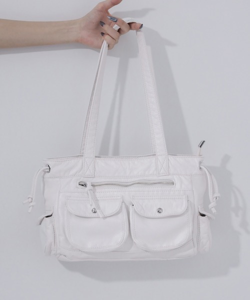 me+em select(ミームセレクト)の「【 3color 】アウトポケットジップアップエンボスヴィンテージハンドバッグ / out pocket zipup embossed vintage handbag ※※(ショルダーバッグ・レディース・ブラック系1/ホワイト/ブラック・FREE)」の5枚目の写真
