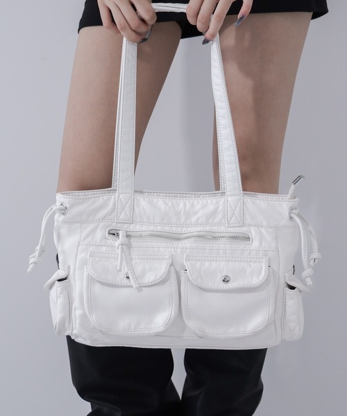 me+em select(ミームセレクト)の「【 3color 】アウトポケットジップアップエンボスヴィンテージハンドバッグ / out pocket zipup embossed vintage handbag ※※(ショルダーバッグ・レディース・ブラック系1/ホワイト/ブラック・FREE)」の6枚目の写真