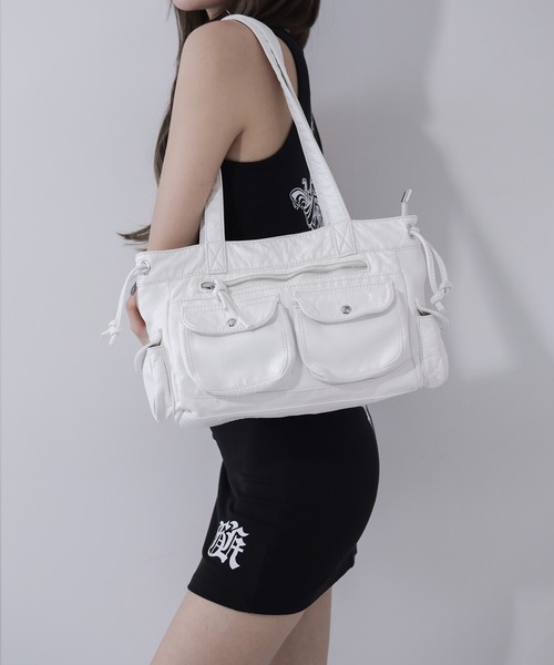 me+em select(ミームセレクト)の「【 3color 】アウトポケットジップアップエンボスヴィンテージハンドバッグ / out pocket zipup embossed vintage handbag ※※(ショルダーバッグ・レディース・ブラック系1/ホワイト/ブラック・FREE)」の8枚目の写真