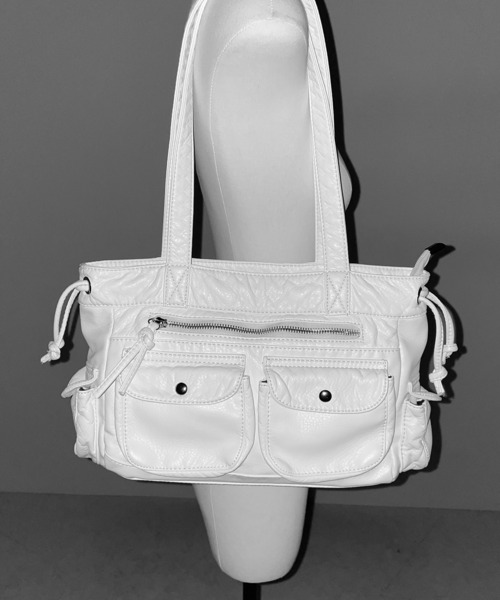 me+em select(ミームセレクト)の「【 3color 】アウトポケットジップアップエンボスヴィンテージハンドバッグ / out pocket zipup embossed vintage handbag ※※(ショルダーバッグ・レディース・ブラック系1/ホワイト/ブラック・FREE)」の4枚目の写真