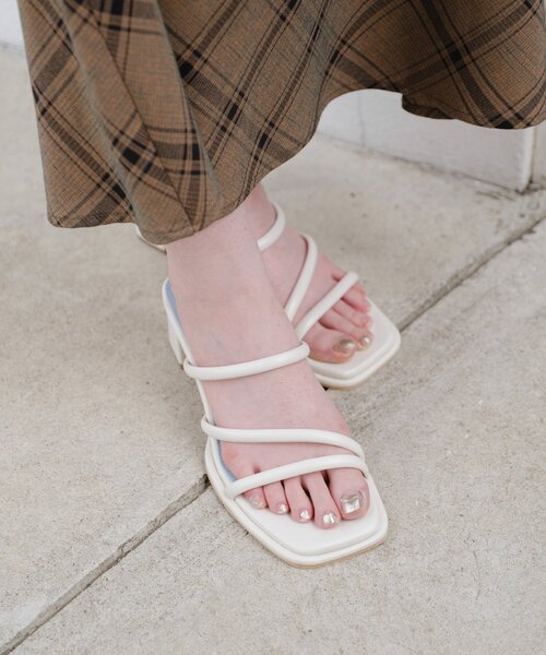 Kastane（カスタネ）の「細ひもヒールサンダル（サンダル・レディース・アイボリー/ブラック/シルバー・36/37/38）」の2枚目の写真