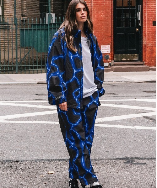 VOLCOM(ボルコム)の「【VOLCOM/ボルコム】 Featured Artist Travis Spinks Gore-Tex Elastic Waist Pants /ウエストゴム撥水総柄ゴアテックスナイロンパンツ(その他パンツ・メンズ・ブラック・LARGE/MEDIUM)」の8枚目の写真