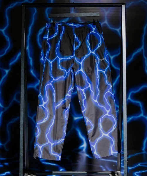 VOLCOM(ボルコム)の「【VOLCOM/ボルコム】 Featured Artist Travis Spinks Gore-Tex Elastic Waist Pants /ウエストゴム撥水総柄ゴアテックスナイロンパンツ(その他パンツ・メンズ・ブラック・LARGE/MEDIUM)」の9枚目の写真